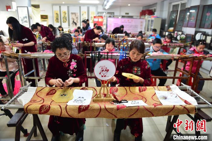 江西省級非遺豫章繡傳承人手把手指導(dǎo)小學(xué)生繡制2022年北京冬奧會(huì)吉祥物“冰墩墩”形象?！∮髟屏?攝