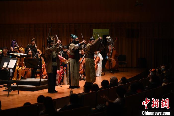 圖為“劉備、關(guān)羽、張飛”亮相音樂會?！∥靼步豁憳穲F供圖