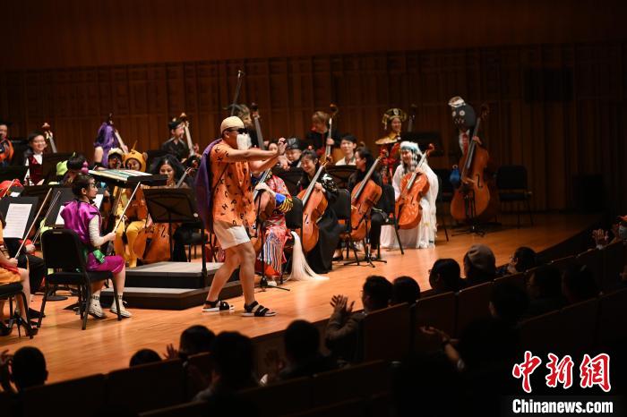 圖為樂團指揮“龜仙人”。　西安交響樂團供圖