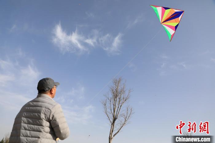 市民在放風(fēng)箏?！∴囆?qiáng) 攝