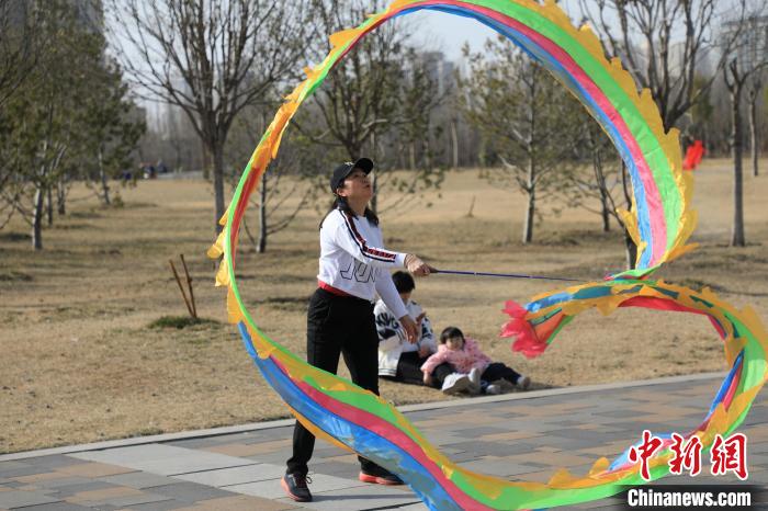 市民在公園里上演彩綢舞?！∴囆?qiáng) 攝