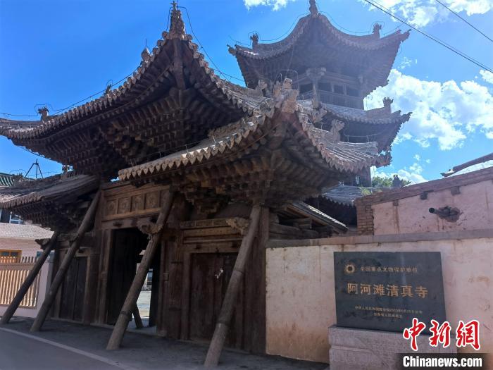 圖為集漢、藏、伊斯蘭風(fēng)格于一體的700年歷史的全國重點(diǎn)保護(hù)文物——阿河灘清真寺?！埡ｖ?攝