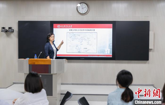 天津師范大學(xué)跨文化與世界文學(xué)研究院院長、教授郝嵐正在為同學(xué)們上課?！⊥踉谟?攝
