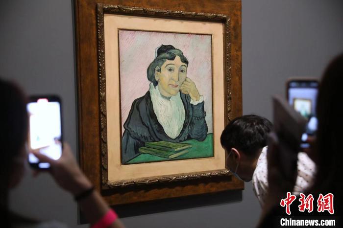 觀眾欣賞梵高畫作《阿爾勒婦女(吉努夫人肖像)》?！埡鄠?攝