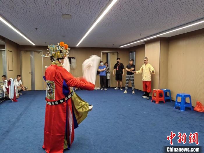 “天下第一團”正在進行練習?！±ド绞形捏w廣電和旅游局供圖