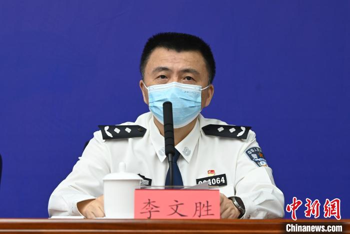 成都市公安局交管局局長(zhǎng)李文勝?！“苍?攝