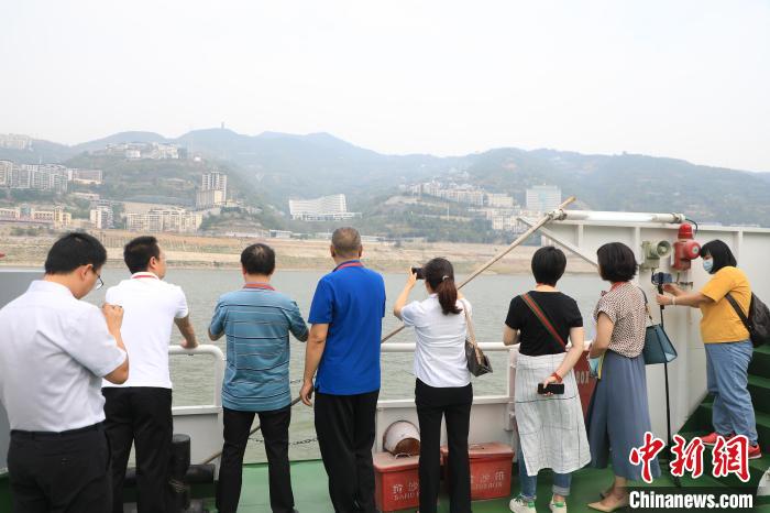 重慶市政協(xié)“同心聚力巴渝行”主題采訪團(tuán)15日走進(jìn)奉節(jié)，了解當(dāng)?shù)卣f(xié)委員護(hù)江成效。　梁欽卿 攝