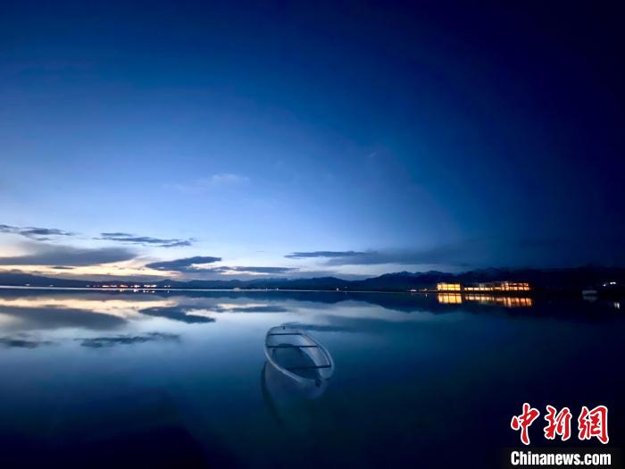 圖為茶卡天空壹號景區(qū)?！±罱瓕?攝