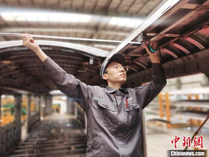王漢卿在安裝車頂二次骨架吊。　受訪者供圖