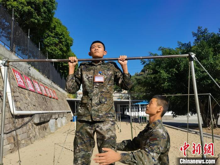 新兵尤云龍正在進行器械訓練?！●R濤 攝