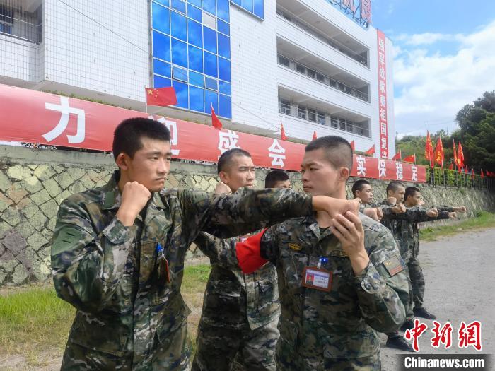 新兵尤云龍(左)不斷向一名合格軍人蛻變?！￡愴?攝