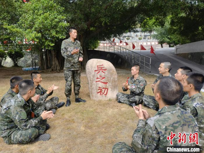 尤云龍為戰(zhàn)友講述父輩保家衛(wèi)國的故事。　鐘煒俊 攝
