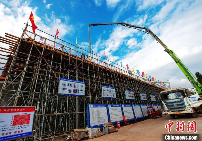 圖為渝昆高鐵云南段境內(nèi)首座大橋連續(xù)梁混凝土澆筑施工現(xiàn)場(chǎng)?！『螀矽i 攝