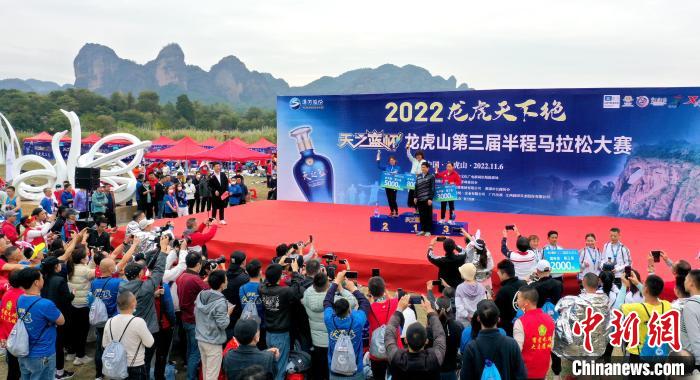 2022年龍虎山半程馬拉松鳴槍開跑。　劉志琨 攝