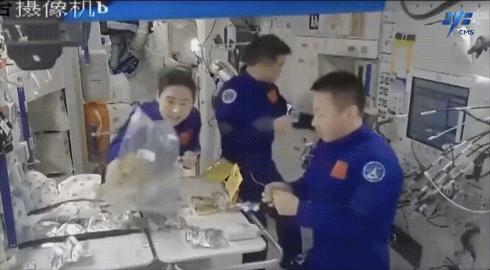 神舟十四號(hào)航天員在軌品嘗美食。圖片來源：中國載人航天工程辦公室官方微信