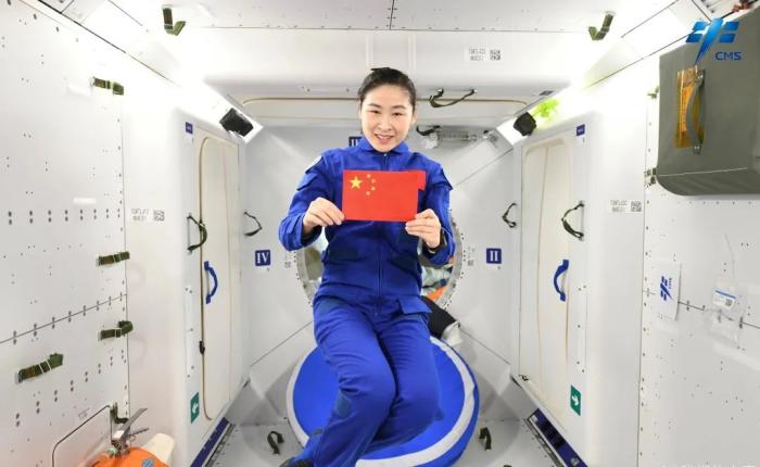 航天員劉洋背后是問天實(shí)驗(yàn)艙睡眠區(qū)。圖片來源：中國載人航天工程辦公室官方微信