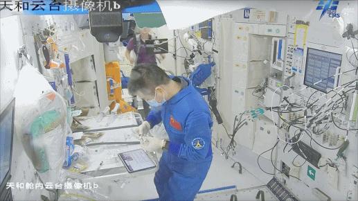 開展水樣微生物檢測(cè)。圖片來源：中國載人航天工程辦公室官方微信