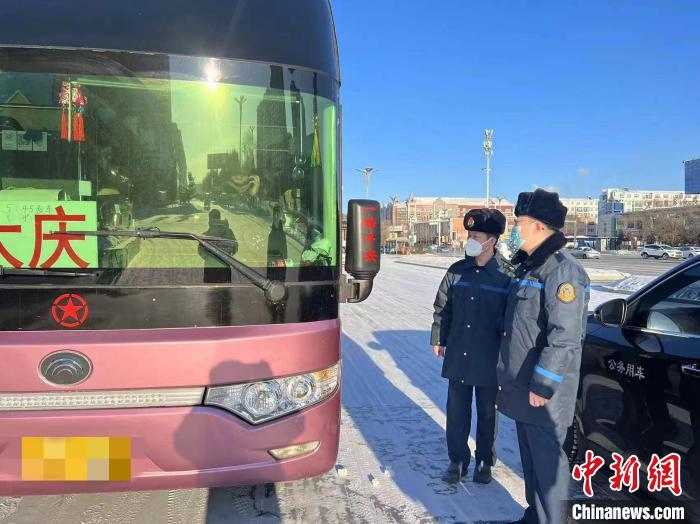 交通執(zhí)法人員檢查客運(yùn)車輛手續(xù)?！『邶埥〗煌ㄟ\(yùn)輸廳供圖