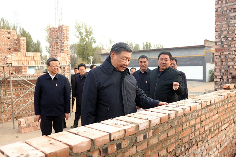 2023年11月10日，習近平總書記在河北保定涿州市刁窩鎮(zhèn)萬全莊村房屋重建施工現(xiàn)場考察。