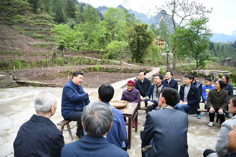 2019年4月15日，習近平總書記在重慶石柱土家族自治縣中益鄉(xiāng)華溪村同村民代表、基層干部、扶貧干部、鄉(xiāng)村醫(yī)生等圍坐在一起，共話脫貧攻堅。