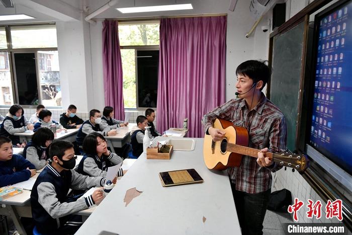 圖為3月16日，張家豪在福建福州延安中學(xué)教學(xué)。 <a target='_blank' href='/'><p  align=