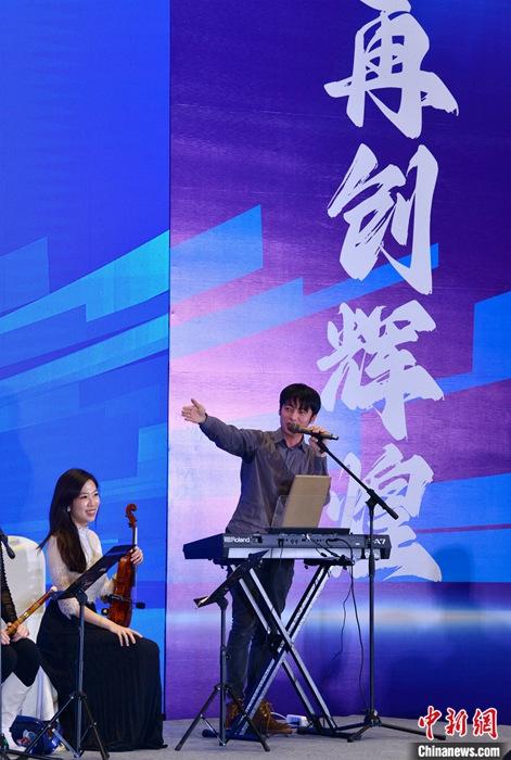 圖為3月9日，福建福州，張家豪(右)與林佳臻在臺上演出。 <a target='_blank' href='/'><p  align=