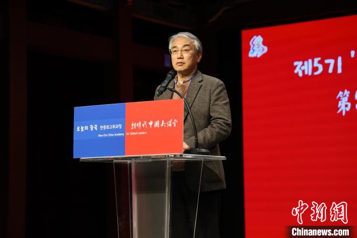 韓國前國務(wù)調(diào)整室長李錫駿致辭。　中國駐韓國大使館供圖