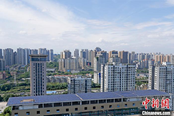 圖為輝騰能源在重慶市九龍坡區(qū)留學(xué)生創(chuàng)業(yè)園屋頂建設(shè)的光伏發(fā)電示范項(xiàng)目?！∈茉L企業(yè)供圖