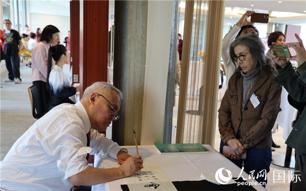 “聯(lián)合國(guó)中文日”慶?；顒?dòng)上進(jìn)行了書法等中國(guó)文化展示。人民網(wǎng)記者 尚凱元攝