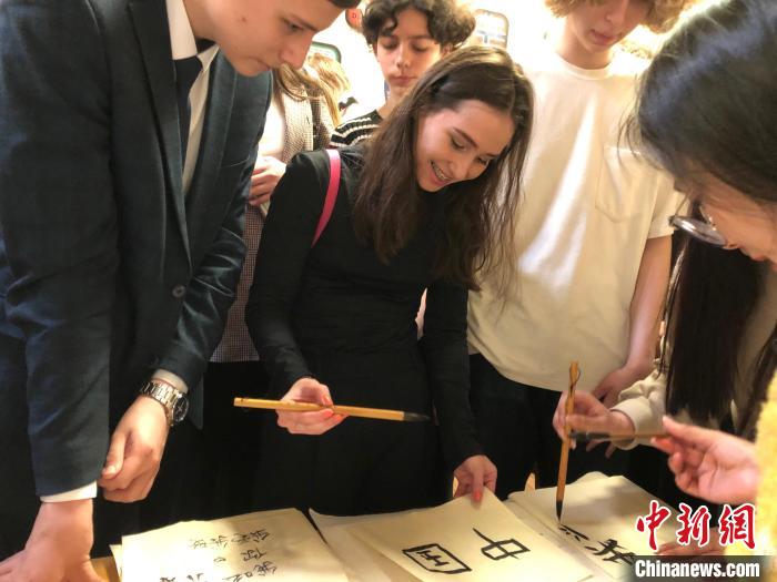 4月21日，莫斯科國(guó)立語(yǔ)言大學(xué)孔子學(xué)院附屬中學(xué)舉辦“國(guó)際中文日”活動(dòng)，學(xué)生們學(xué)寫(xiě)漢字?！∧箍茋?guó)立語(yǔ)言大學(xué)孔子學(xué)院 供圖