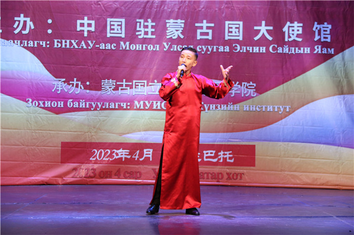 一等獎選手賀希格中學(xué)的包勒爾德表演貫口《玲瓏塔》。蒙古國立大學(xué)孔子學(xué)院供圖