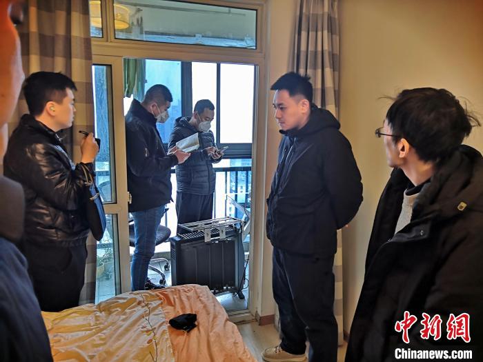 丹東市公安局民警抓捕犯罪嫌疑人，在其家中進(jìn)行搜查?！〉|市公安局供圖