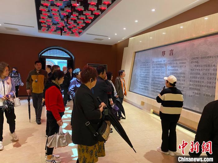 中共中央統(tǒng)戰(zhàn)部舊址里參觀者絡繹不絕?！±顣詡?攝