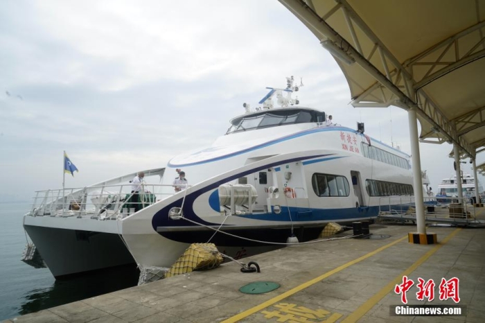5月3日，“新捷安”輪載著157名乘客從廈門啟航前往金門，這是“新捷安”輪入列廈金航線后的首個航班。廈門海事局執(zhí)法人員對船舶進行了全面的開航前檢查，確保首航安全?！靶陆莅病陛喛傞L43米、船寬10.5米、型深3.61米，載客量350人，是現(xiàn)有廈金客運航線參營客船中載客定額最大的雙體穿浪高速客船，用以替換原有的“捷安”輪。福建海事 供圖
