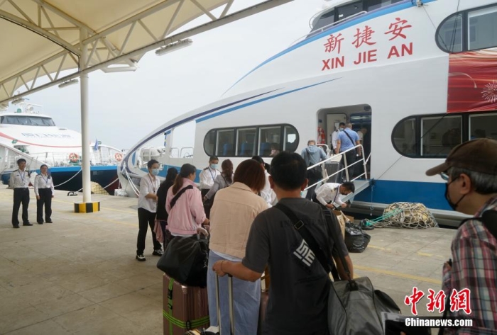 圖為乘客登船準備從廈門啟航前往金門。福建海事 供圖