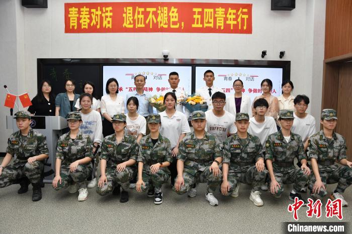受邀功臣同師生代表合影?！≌闹菔型艘圮娙耸聞?wù)局供圖