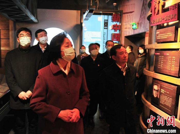 臺盟中央主席蘇輝近日率調(diào)研組赴吉林開展重點(diǎn)考察調(diào)研。圖為在長影舊址博物館考察吉林特色文化產(chǎn)業(yè)發(fā)展?！「啐埌?攝