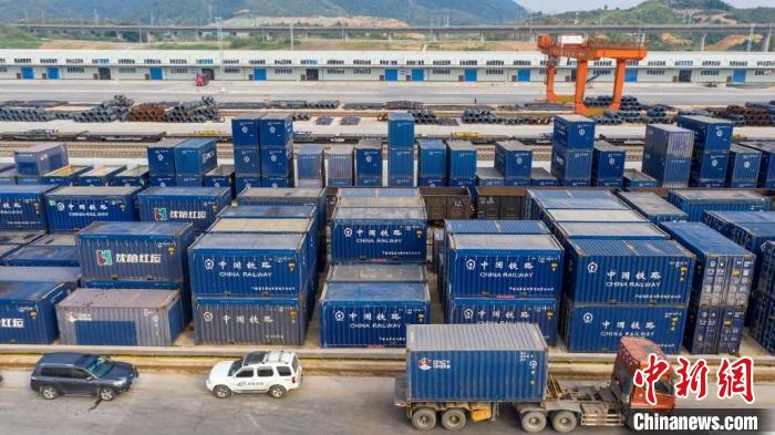 懷化國(guó)際陸港繁忙而有序(資料圖)。　雷明雄 攝