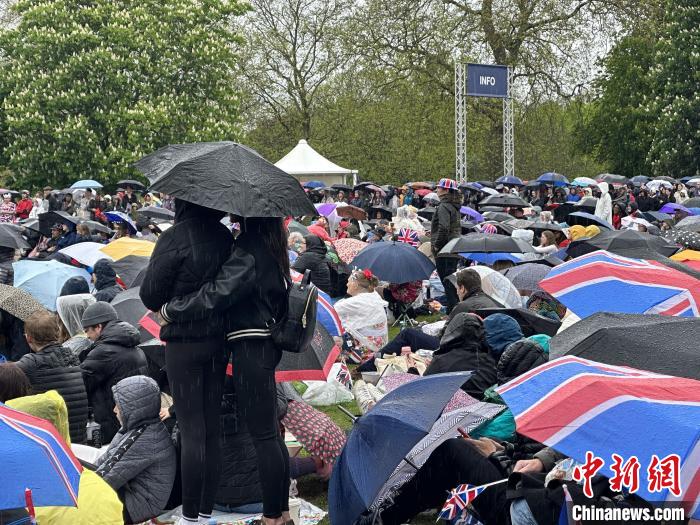 當(dāng)?shù)貢r(shí)間5月6日，英國國王查爾斯三世的加冕儀式舉行。民眾雨中觀看儀式?！W陽開宇 攝
