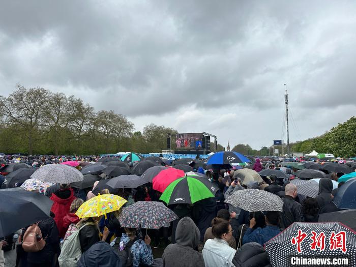 當(dāng)?shù)貢r(shí)間5月6日，英國國王查爾斯三世的加冕儀式舉行。民眾雨中觀看儀式?！W陽開宇 攝