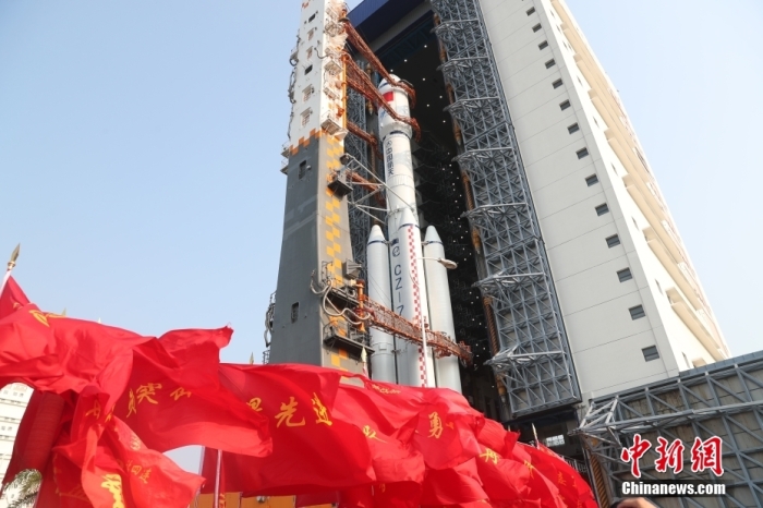 圖為轉(zhuǎn)運(yùn)現(xiàn)場。攝影 邱立軍 黃國暢