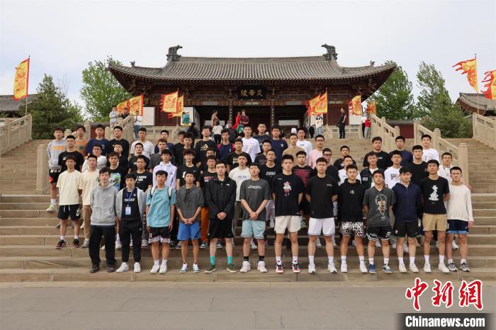 比賽結(jié)束后，兩岸學(xué)生參訪高平炎帝陵。　主辦方供圖
