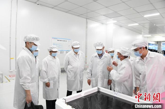 圖為蔡達(dá)峰一行在惠科電子(北海)科技產(chǎn)業(yè)園調(diào)研。　林浩 攝