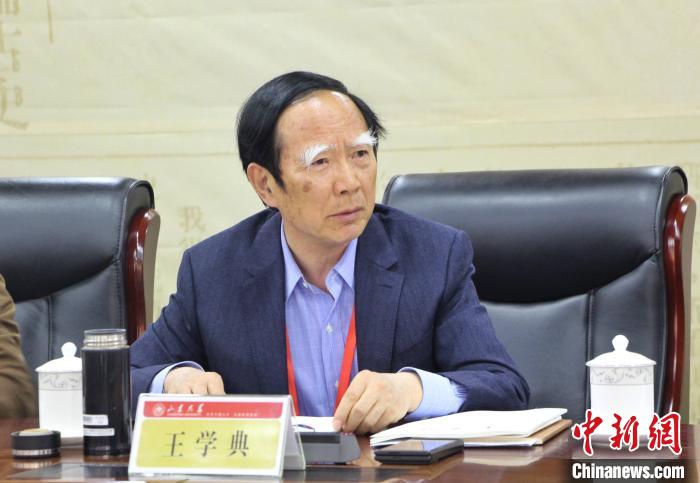 山東大學(xué)儒學(xué)高等研究院執(zhí)行院長(zhǎng)、《文史哲》雜志主編王學(xué)典主持首場(chǎng)主題發(fā)言?！≮w曉 攝
