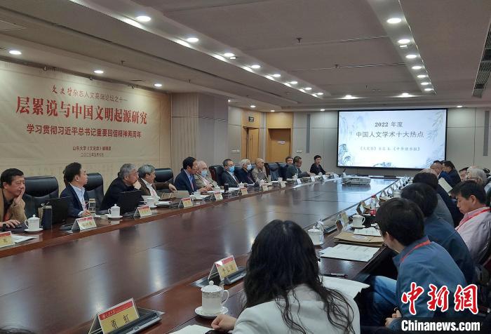 2022年度“中國(guó)人文學(xué)術(shù)十大熱點(diǎn)”在現(xiàn)場(chǎng)發(fā)布?！≮w曉 攝