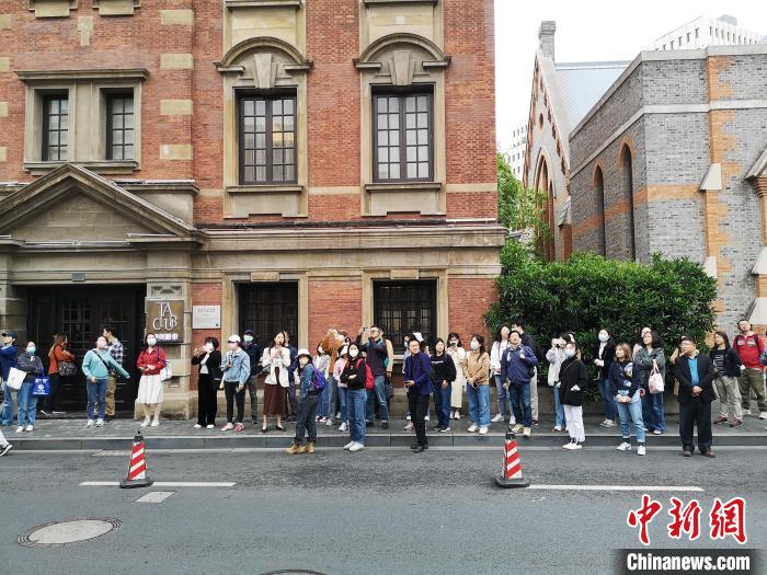 新階層人士走讀“外灘源”?！》队畋?攝