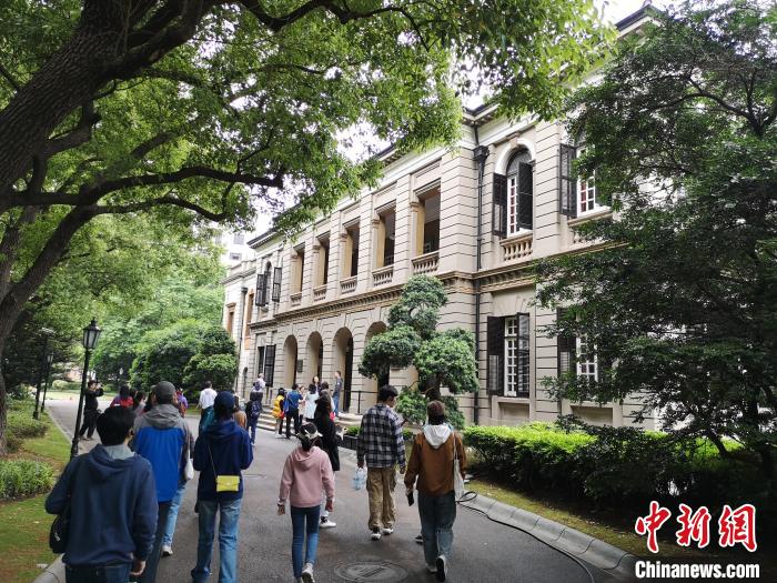 新階層人士參觀英國(guó)駐滬領(lǐng)事館。　范宇斌 攝