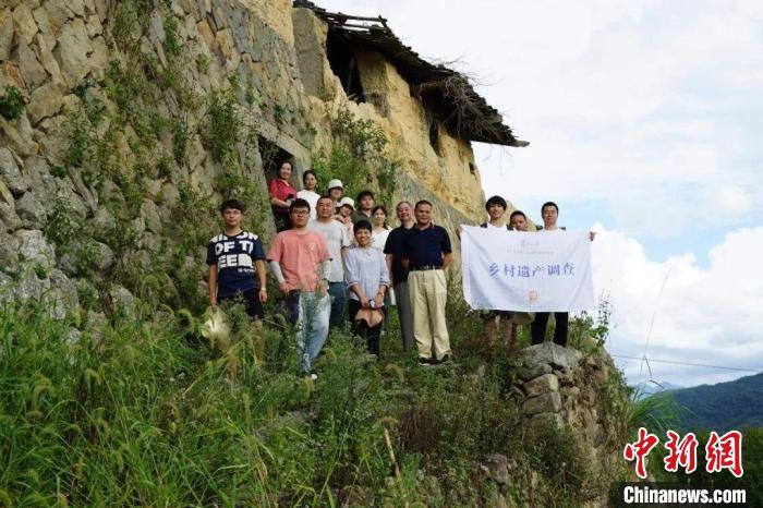 杜曉帆與該中心教師團(tuán)隊(duì)調(diào)研足跡遍布全中國各省市800多個(gè)城鄉(xiāng)聚落、文化景觀等。　復(fù)旦大學(xué)國土與文化資源研究中心供圖