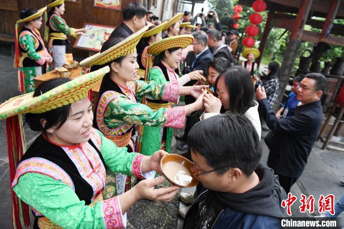 楓香瑤寨村民用攔門酒熱情迎接客人?！钊A峰 攝