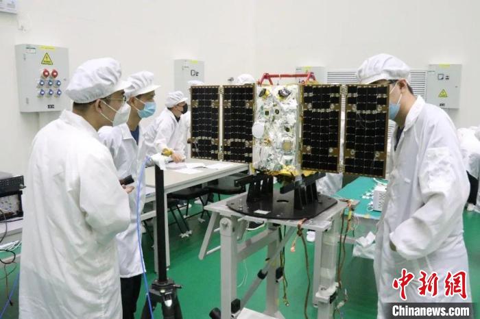 圖為大連1號—連理衛(wèi)星試驗中?！〈筮B理工大學(xué)供圖